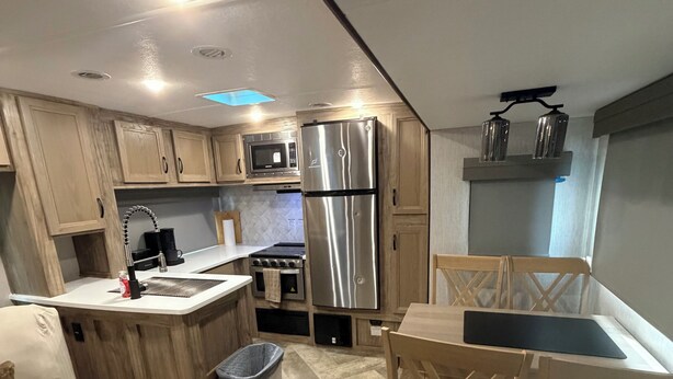 Private kitchen - The Outpost at Salt Lick Cove /Waterfront RV Near Weiss Lake (Centre)