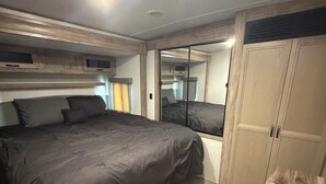 Room - The Outpost at Salt Lick Cove /Waterfront RV Near Weiss Lake (Centre)
