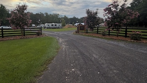 Property grounds - The Outpost at Salt Lick Cove /Waterfront RV Near Weiss Lake (Centre)