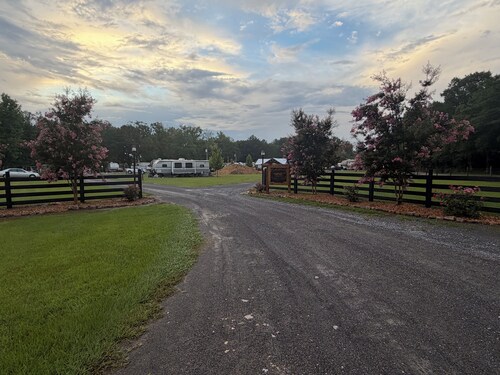 The Outpost at Salt Lick Cove /Waterfront RV Near Weiss Lake