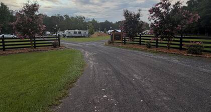 The Outpost at Salt Lick Cove /Waterfront RV Near Weiss Lake