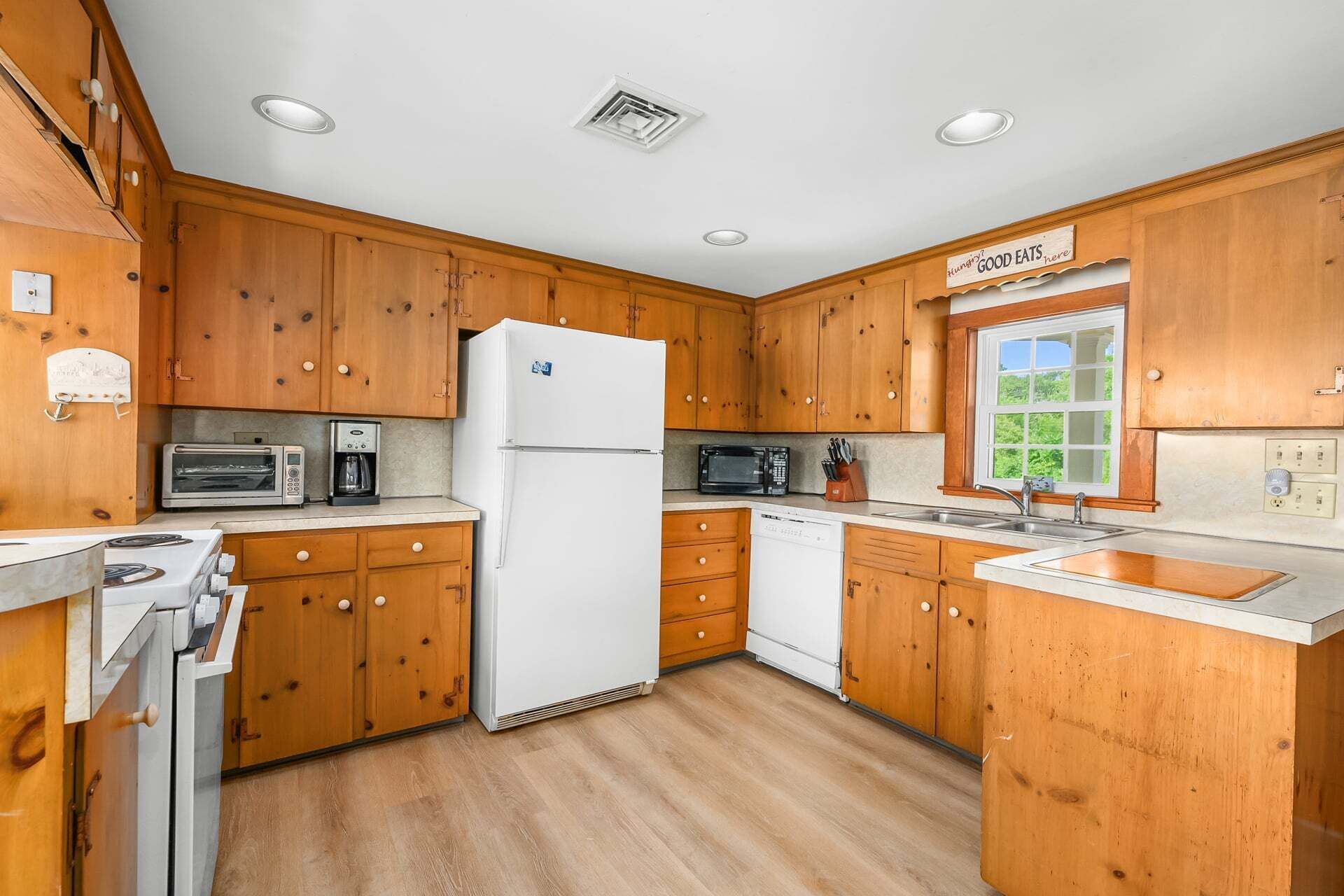 Coffee/tea maker, fridge, microwave, oven