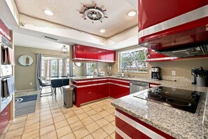 Private kitchen - Waterfront 4BR w/ Heated Pool | Walk to the Beach (Siesta Key)
