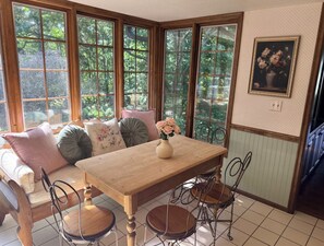 Dining - Charming 4-bedroom lake cabin with a dock + AC in Excelsior (Excelsior)