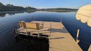 A wooden dock extending into calm water with a clear sky above. - Charming 4-bedroom lake cabin with a dock + AC in Excelsior (Excelsior)