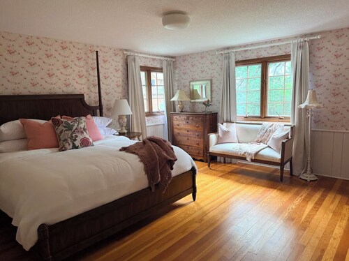 Charming 4-bedroom lake cabin with a dock + AC in Excelsior