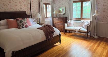 Charming 4-bedroom lake cabin with a dock + AC in Excelsior