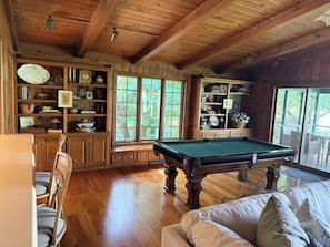 Games room - Charming 4-bedroom lake cabin with a dock + AC in Excelsior (Excelsior)