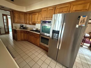 Coffee/tea maker, fridge, microwave, oven - Charming 4-bedroom lake cabin with a dock + AC in Excelsior (Excelsior)