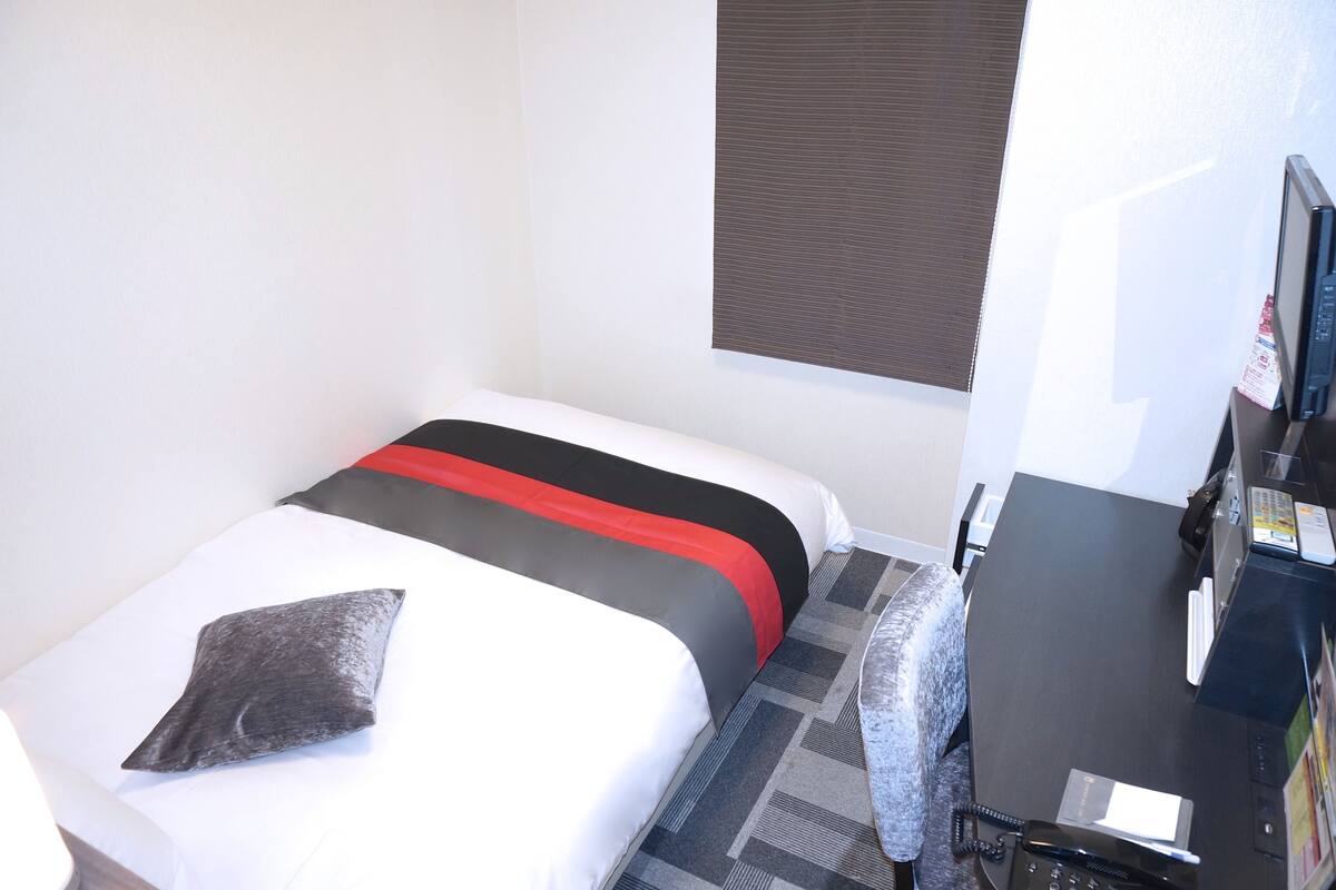 Basic Single Room, Smoking