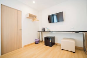 Chambre supérieure, 1 très grand lit, balcon, vue sur la colline | Bureau, espace de travail pour ordinateurs portables