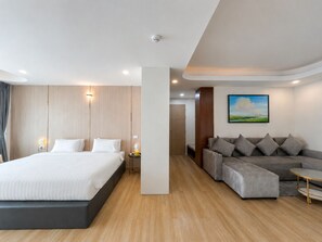 Executive Suite, 1 King Bed with Sofa bed, Balcony, River View | Desk, laptop workspace, blackout drapes, soundproofing - Dview Golden Triangle Hotel Chiangsaen (Chiang Saen)