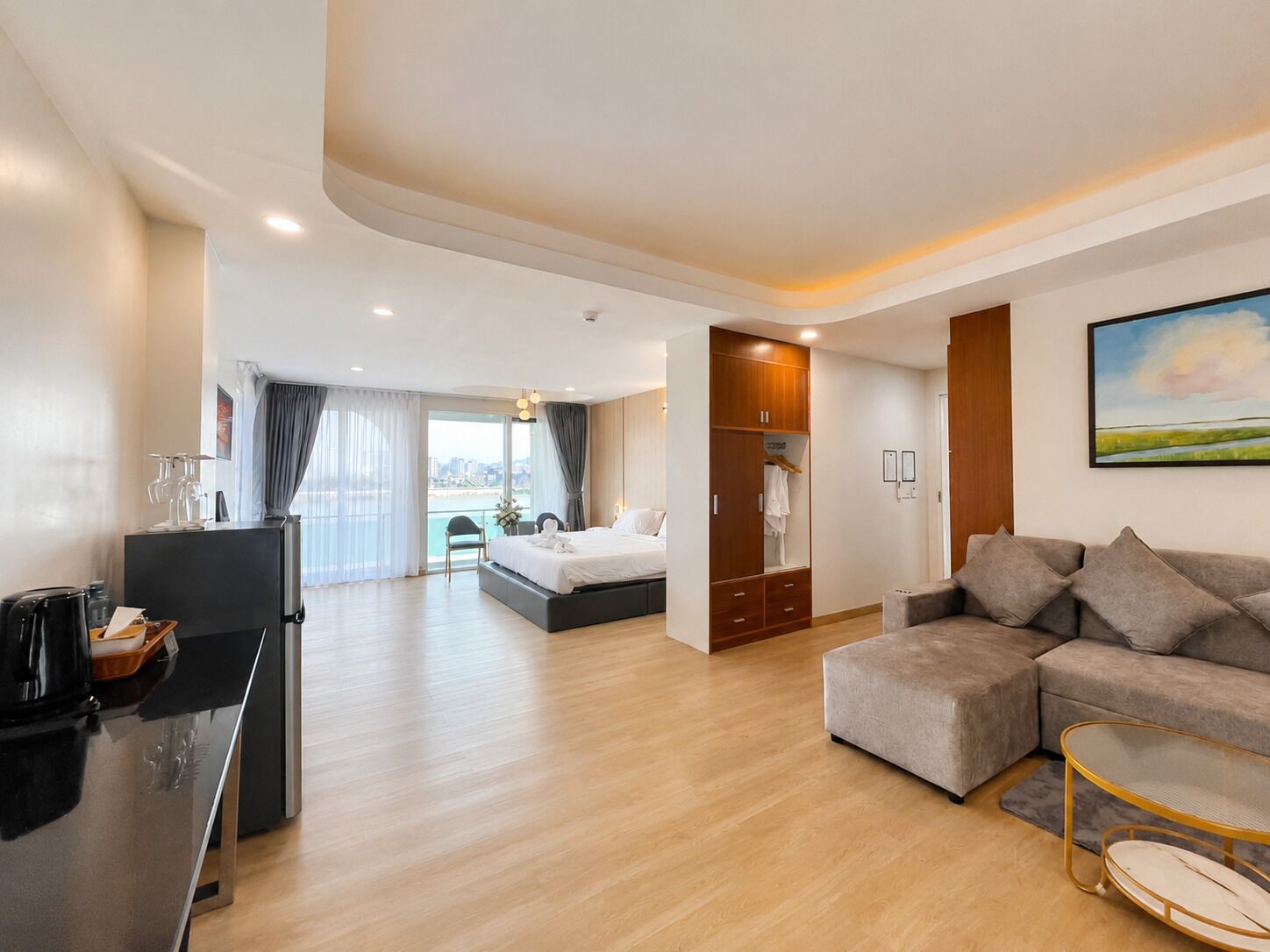 Executive Suite, 1 King Bed with Sofa bed, Balcony, River View | Living area | 40-inch Smart TV with digital channels