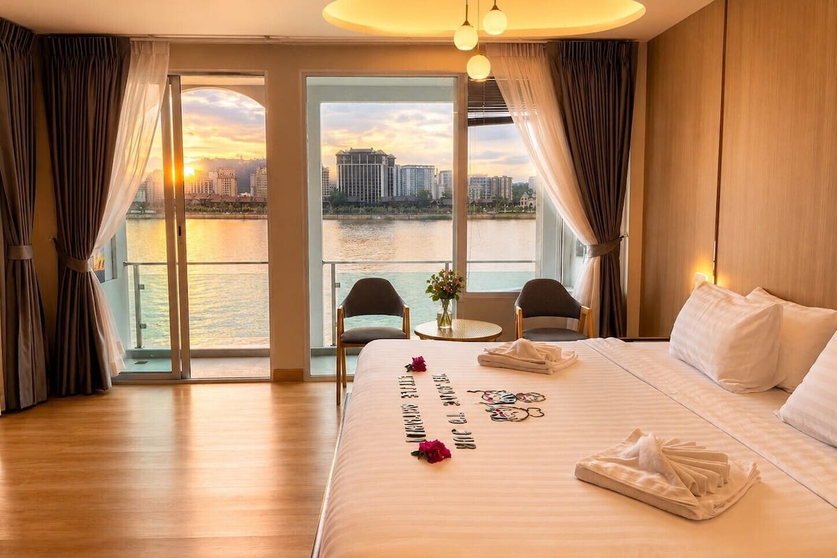 Suite ejecutiva, 1 cama de matrimonio grande con sofá cama, balcón, vistas al río | Escritorio, espacio para trabajar con un portátil, cortinas opacas