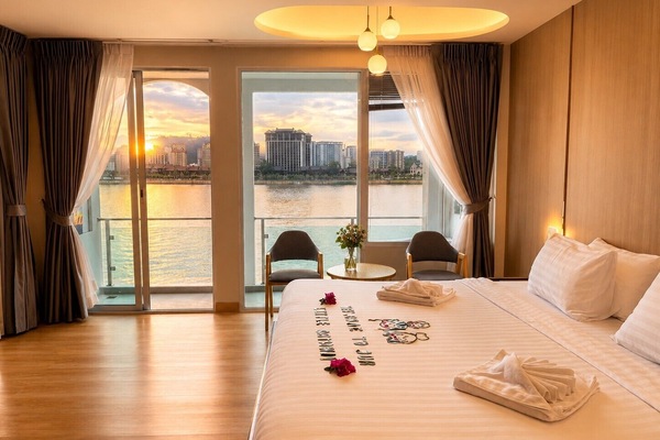 Executive Suite, 1 King Bed with Sofa bed, Balcony, River View | Desk, laptop workspace, blackout drapes, soundproofing