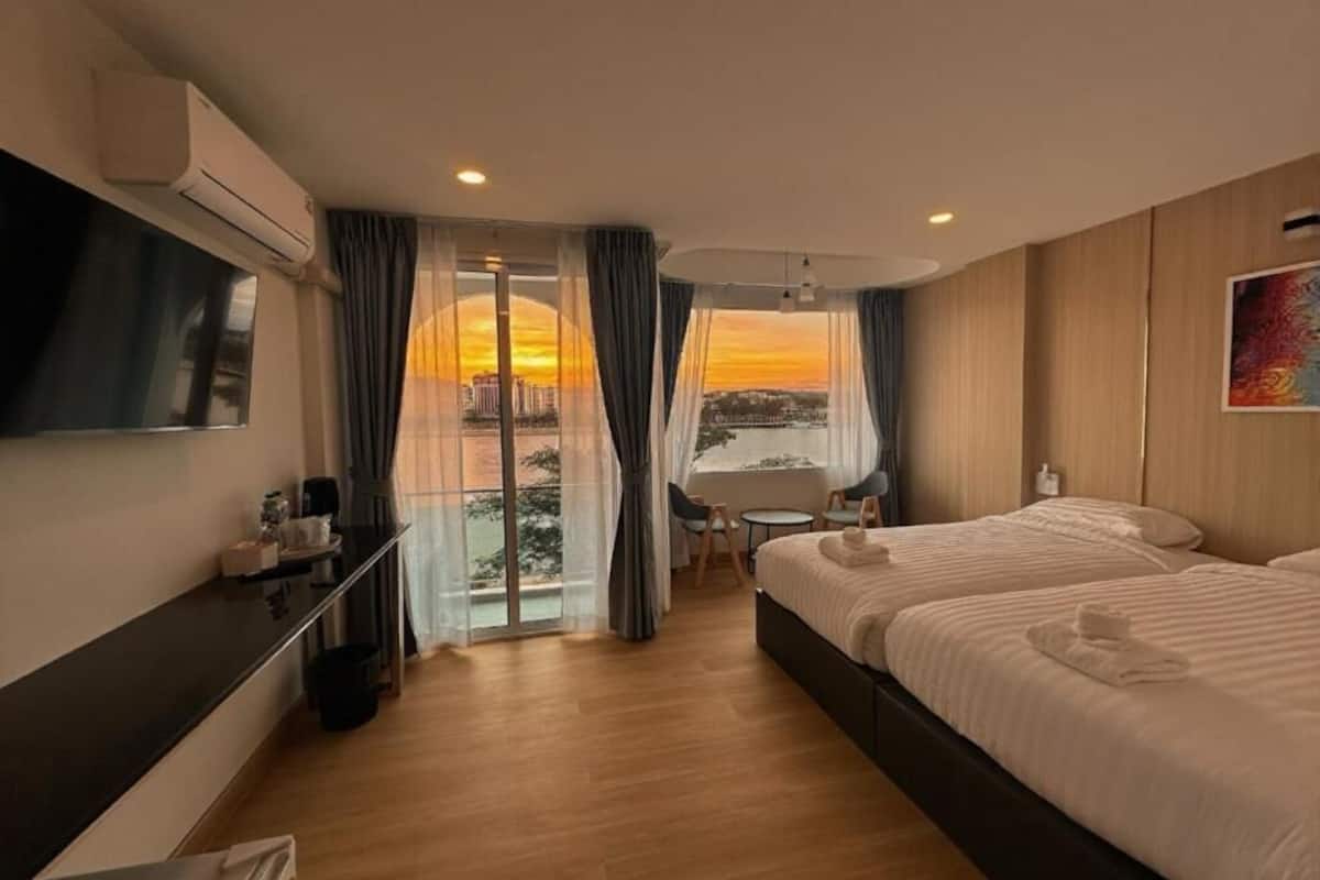 Habitación Deluxe con 2 camas individuales, 2 camas individuales, balcón, vistas al río | Escritorio, espacio para trabajar con un portátil, cortinas opacas