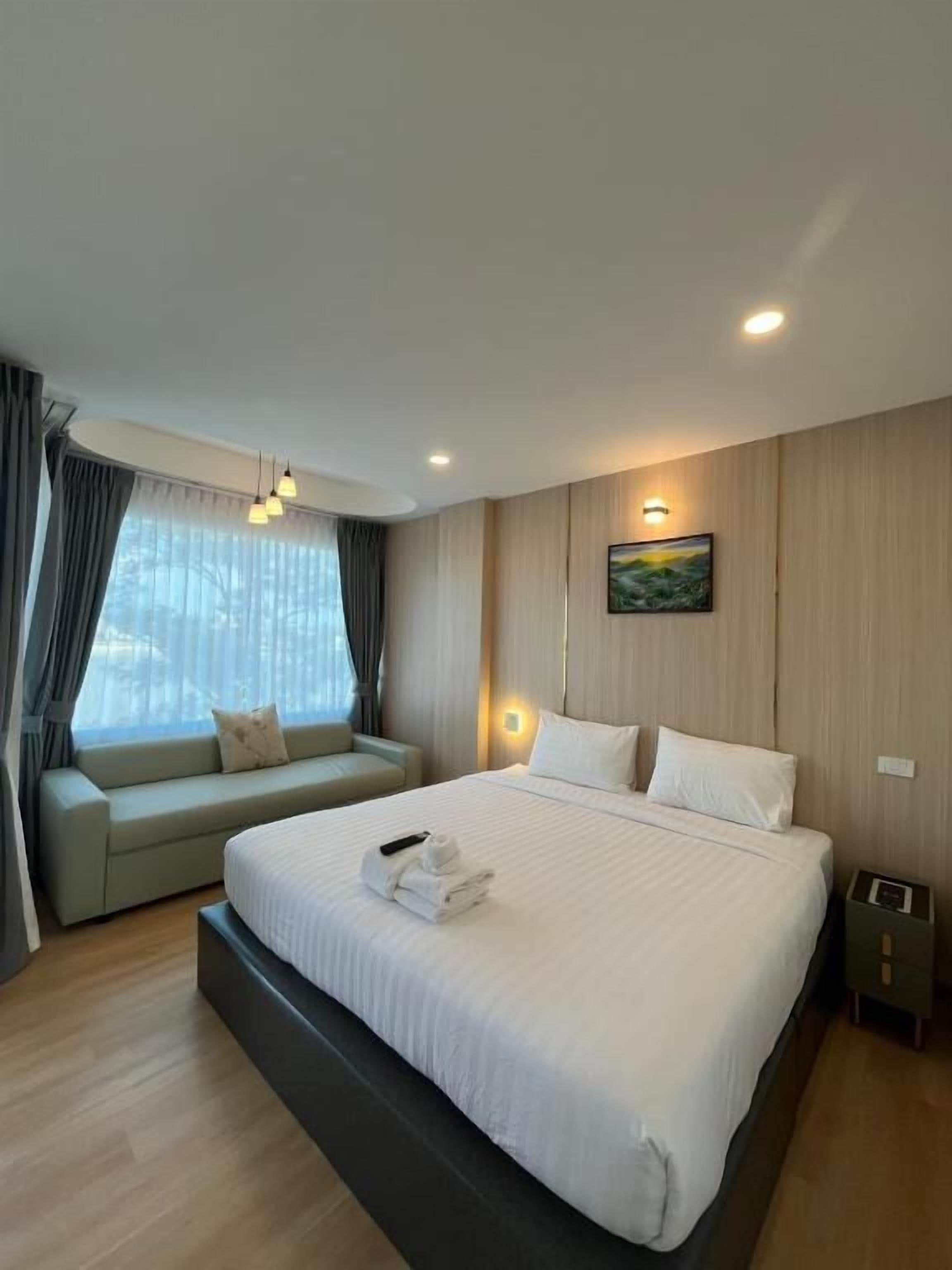 Deluxe Double Room, 1 King Bed, Balcony, River View | Desk, laptop workspace, blackout drapes, soundproofing