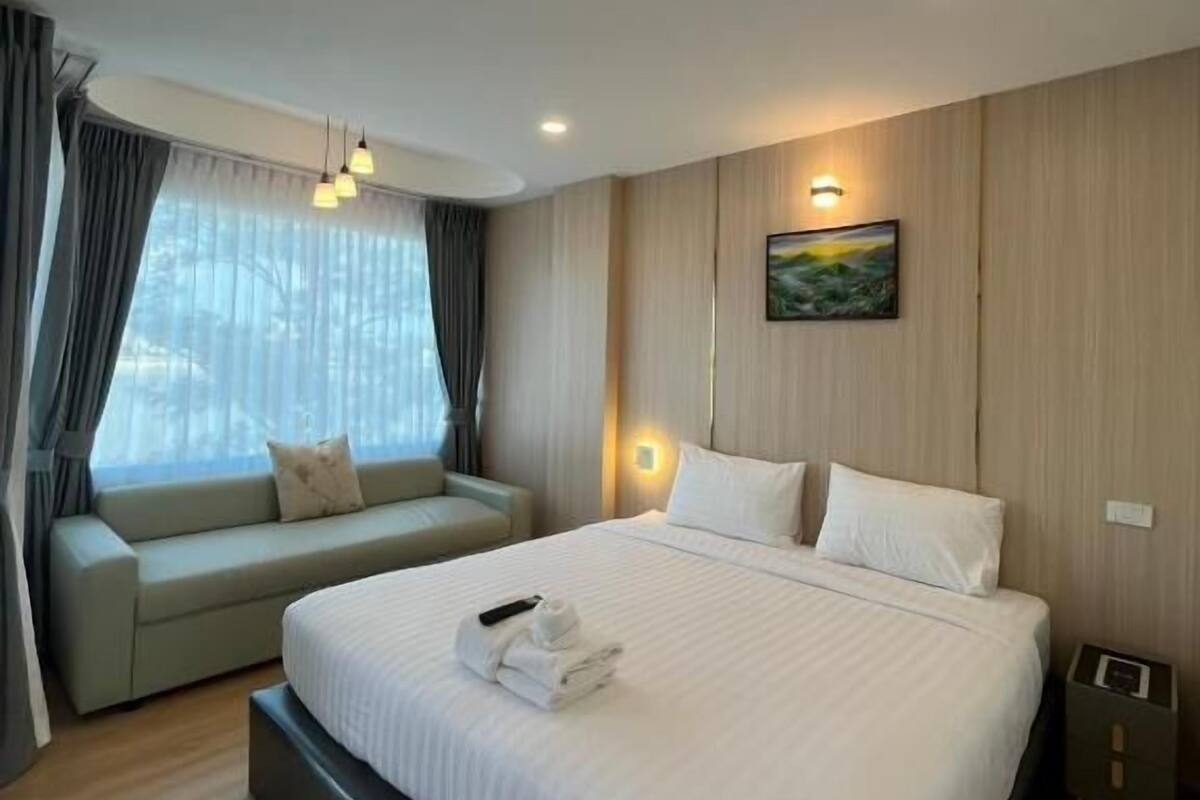 Habitación Deluxe doble, 1 cama de matrimonio grande, balcón, vistas al río | Escritorio, espacio para trabajar con un portátil, cortinas opacas
