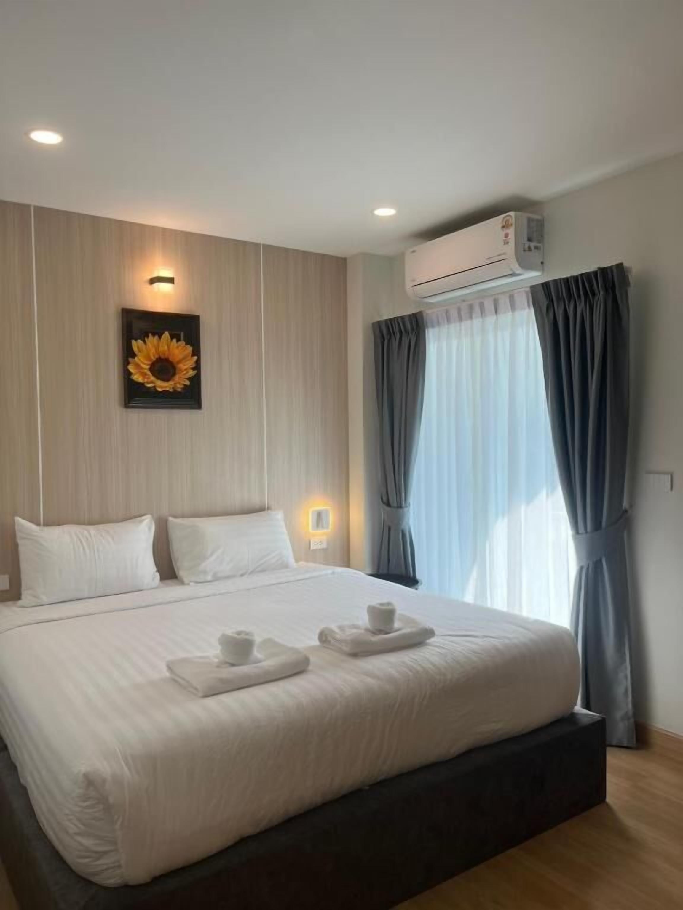 Superior-Zimmer, 1 King-Bett, Balkon, Hügelblick | Schreibtisch, laptopgeeigneter Arbeitsplatz, schallisolierte Zimmer