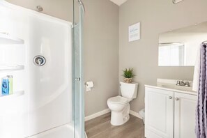 Een douche, een haardroger, handdoeken, zeep