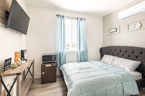 Een strijkplank/strijkijzer, wifi, beddengoed