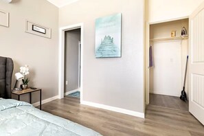 Een strijkplank/strijkijzer, wifi, beddengoed