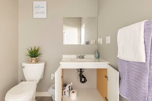 Een douche, een haardroger, handdoeken, zeep