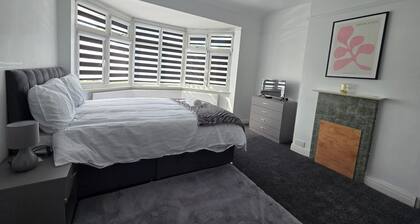 3 Bed House Sleeps 6 -Private Garden -Pets Welcome