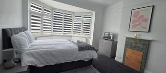 3 Bed House Sleeps 6 -Private Garden -Pets Welcome