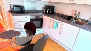 Fridge, microwave, oven, dishwasher - Apartment Sleeps 8 in Fulham-Chelsea (London)