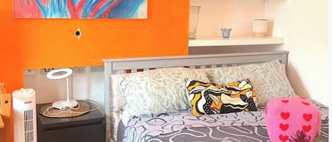 Iron/ironing board, WiFi, bed sheets