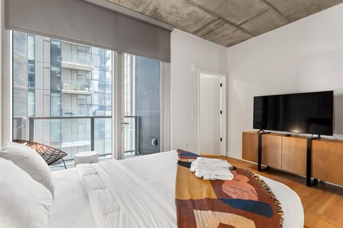 1710 ATX Lake View Penthouse │ Sleeps 8, Rooftop Pool