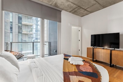 1710 ATX Lake View Penthouse │ Sleeps 8, Rooftop Pool