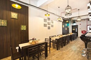 Dining - 7 Wonders Capsule Hostel Jalan Besar (Singapore)