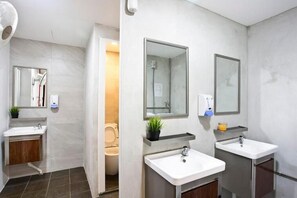 Bathroom - 7 Wonders Capsule Hostel Jalan Besar (Singapore)