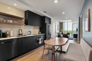 Coffee/tea maker, fridge, microwave, oven - Deluxe Condo | Cool Vibes & Rooftop Pool! (Austin)