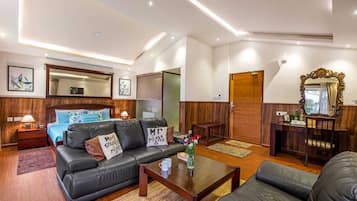 Honeymoon Suite | Desk, laptop workspace, iron/ironing board, WiFi (free)