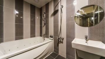 Gratis toiletartikelen, een haardroger, handdoeken, shampoo
