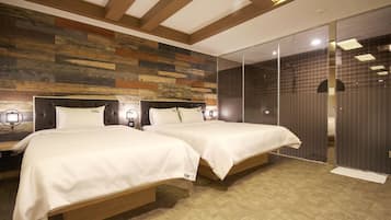 Habitación de hotel con dos camas, techo de madera y pared con textura.