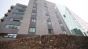 A multi-story building with a stone facade and multiple windows. - Ulsan Seongnam Hotel Mar (Ulsan)