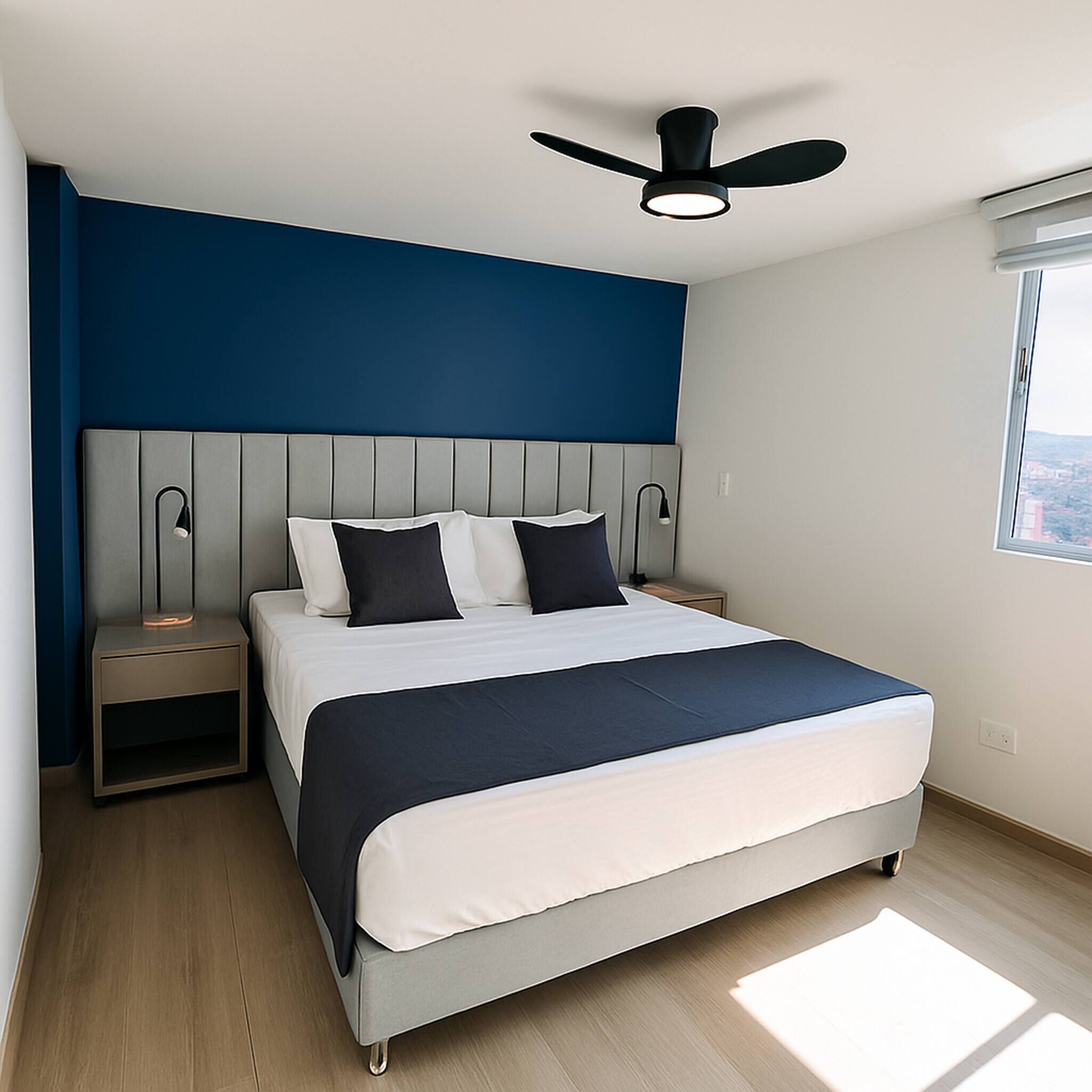 Un dormitorio moderno con cama, mesitas de noche, ventilador de techo y ventana.