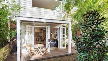 Apartment, 1 King Bed, Non Smoking, Patio | Outdoor dining