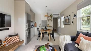 Apartment, 1 King Bed, Non Smoking, Patio | Living area