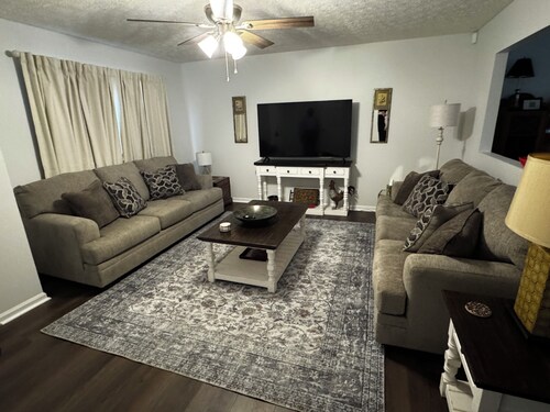 Spacious Jacksonville 3 Bedroom Home Near Jax State and Downtown