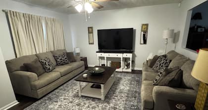 Spacious Jacksonville 3 Bedroom Home Near Jax State and Downtown