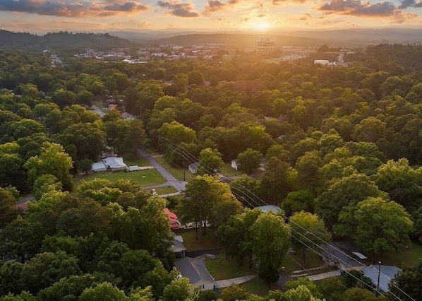 Ett flygbildsbild av ett bostadsområde med hus, vägar och grönområden.