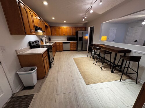 Spacious Jacksonville 3 Bedroom Home Near Jax State and Downtown