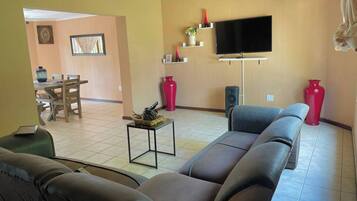 House, 6 Bedrooms, Accessible, Patio | Living room