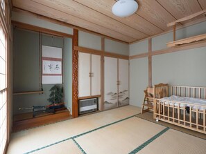 Casa bàsica, 4 dormitoris, vistes a la ciutat | Interior