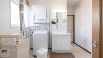 Basic House, 4 Bedrooms, City View | Bathroom